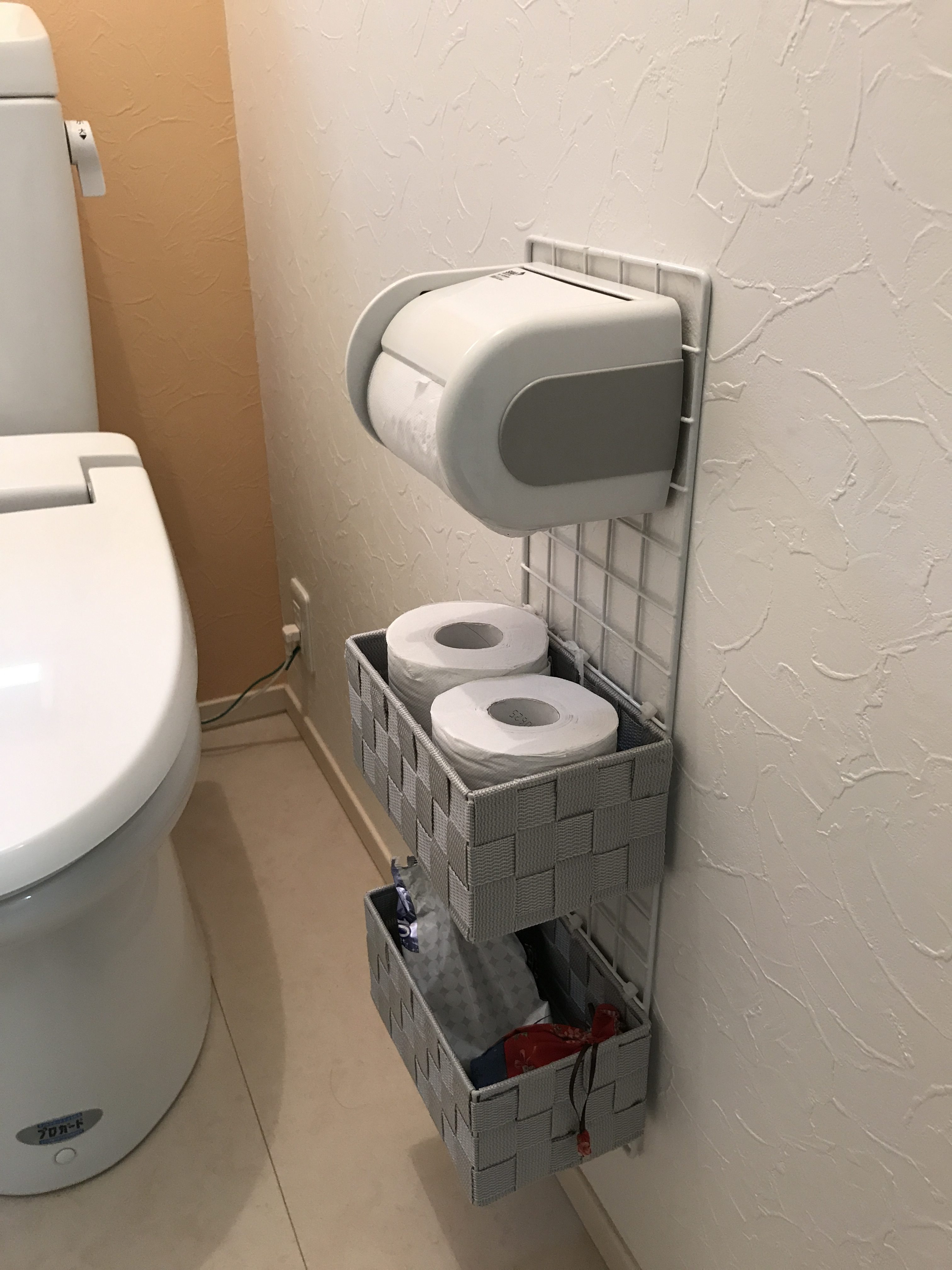 100均グッズでトイレに小物収納を取り付けてみました。